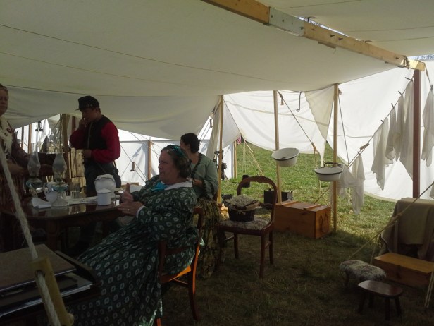 Медицинская палатка после показа помощи раненым. Все вымыто и сушится. Быт военного лагеря. 